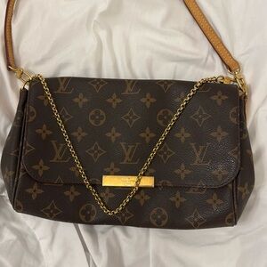 Louis Vuitton women’s purse. Removable strap and chain included. 100% authentic.